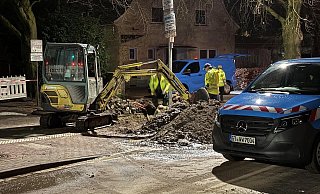 Mitarbeiter des Wasserwerks schließen mit Hilfe einer Baufirma die Rohrbruchstelle am Tecklenburger Weg im Kreis Gütersloh. - Gabriele Grund Mitarbeiter des Wasserwerks schließen mit Hilfe einer Baufirma die Rohrbruchstelle am Tecklenburger Weg im Kreis Gütersloh. - Gabriele Grund