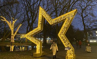 Vor allem die weihnachtlichen Lichter im Kurpark locken die Besucher zum Weihnachtsmarkt. Wenn es nach der Kompass-Fraktion geht, soll der Stern das Eingangsportal für den gesamten Markt gelten. - Nicole Sielermann Vor allem die weihnachtlichen Lichter im Kurpark locken die Besucher zum Weihnachtsmarkt. Wenn es nach der Kompass-Fraktion geht, soll der Stern das Eingangsportal für den gesamten Markt gelten. - Nicole Sielermann
