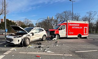 In Gütersloh kollidierte am Dienstagmittag am Stadring ein Rettungswagen mit einem Ford Kuga. - NW In Gütersloh kollidierte am Dienstagmittag am Stadring ein Rettungswagen mit einem Ford Kuga. - NW