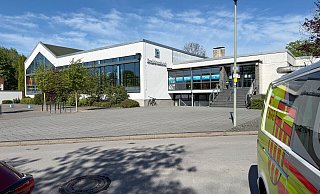 Offenbar beim Wechseln der Chlorgasflaschen im Schloß Neuhäuser Residenzbad am Schlossgarten war am Ostermontag eine geringe Menge Chlorgas festgestellt worden. - Ralph Meyer Offenbar beim Wechseln der Chlorgasflaschen im Schloß Neuhäuser Residenzbad am Schlossgarten war am Ostermontag eine geringe Menge Chlorgas festgestellt worden. - Ralph Meyer