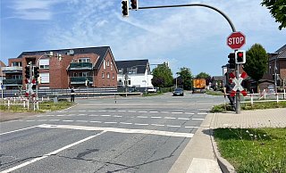 Die defekte Schrankenanlage im Kreis Gütersloh erfordert eine Instandsetzung, weshalb der Bahnübergang bis auf Weiteres gesperrt bleibt – um den Zugverkehr zu ermöglichen. - Thorsten Heß Die defekte Schrankenanlage im Kreis Gütersloh erfordert eine Instandsetzung, weshalb der Bahnübergang bis auf Weiteres gesperrt bleibt – um den Zugverkehr zu ermöglichen. - Thorsten Heß