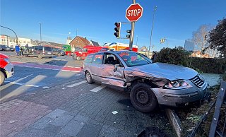 Beide Fahrzeuge wurden durch den Unfall an der Gütersloher Kreuzung erheblich beschädigt. - NW Beide Fahrzeuge wurden durch den Unfall an der Gütersloher Kreuzung erheblich beschädigt. - NW