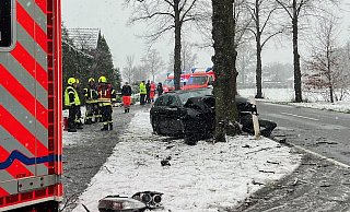 Beim Überholen ist ein 18-Jähriger mit einem BMW im Kreis Gütersloh von der Straße abgekommen und gegen einen Baum geprallt. - Thorsten Heß Beim Überholen ist ein 18-Jähriger mit einem BMW im Kreis Gütersloh von der Straße abgekommen und gegen einen Baum geprallt. - Thorsten Heß
