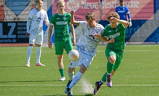 Jöllenbecks Nils Juffernholz und Ubbedissens Leon Laros (r.) im Kampf um den Ball. - az Jöllenbecks Nils Juffernholz und Ubbedissens Leon Laros (r.) im Kampf um den Ball. - az