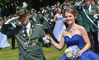 Alljährliches Ritual: Das Königspaar Jörg-Dieter und Jacqueline Harlach schreitet die Kompanien ab. Im Hintergrund folgt der Hofstaat. - Dietmar Gröbing Alljährliches Ritual: Das Königspaar Jörg-Dieter und Jacqueline Harlach schreitet die Kompanien ab. Im Hintergrund folgt der Hofstaat. - Dietmar Gröbing