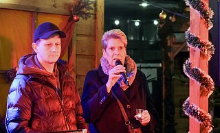 Patrik Weber von den Schaustellern des Bünder Weihnachtsmarktes und Bürgermeisterin Susanne Rutenkröger ergriffen am Samstagabend das Wort auf dem Rathausplatz. - KARL-HENDRIK TITTEL Patrik Weber von den Schaustellern des Bünder Weihnachtsmarktes und Bürgermeisterin Susanne Rutenkröger ergriffen am Samstagabend das Wort auf dem Rathausplatz. - KARL-HENDRIK TITTEL
