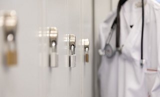 Die Spinds der Mitarbeiter in einem Krankenhaus sind mit Vorhängeschlössern verschlossen. - Friso Gentsch/dpa Die Spinds der Mitarbeiter in einem Krankenhaus sind mit Vorhängeschlössern verschlossen. - Friso Gentsch/dpa