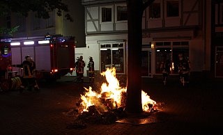 Flammen: Mitten in der Nacht brannten Papierreste in Höxter. Foto: Polizei - Polizei Flammen: Mitten in der Nacht brannten Papierreste in Höxter. Foto: Polizei - Polizei