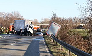 Auf der Bundesstraße sind zwei Lastwagen und ein Auto verunglückt. - Marc Schröder Auf der Bundesstraße sind zwei Lastwagen und ein Auto verunglückt. - Marc Schröder
