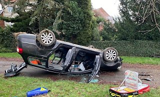 Der Wagen landete auf dem Dach. - Feuerwehr Höxter Der Wagen landete auf dem Dach. - Feuerwehr Höxter