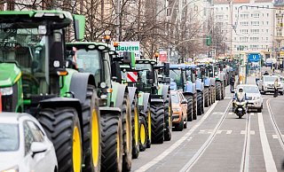 Die Union will dem Gesetz nur zustimmen, wenn SPD, Grüne und FDP auf die geplante Streichung der Steuervergünstigung beim Agrardiesel verzichten. - Christoph Soeder/dpa Die Union will dem Gesetz nur zustimmen, wenn SPD, Grüne und FDP auf die geplante Streichung der Steuervergünstigung beim Agrardiesel verzichten. - Christoph Soeder/dpa