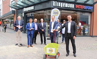 Modehausbetreiber Jens Klingemann und IHK-Geschäftsführer Jürgen Behle ziehen beim Heimat-Shoppen mit einem Bollerwagen durch die Innenstadt. - Burkhard Battran Modehausbetreiber Jens Klingemann und IHK-Geschäftsführer Jürgen Behle ziehen beim Heimat-Shoppen mit einem Bollerwagen durch die Innenstadt. - Burkhard Battran