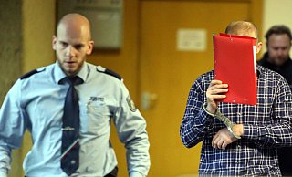 Der angeklagte Vater des toten Säuglings auf dem Weg ins Gericht. - Wolfgang Rudolf Der angeklagte Vater des toten Säuglings auf dem Weg ins Gericht. - Wolfgang Rudolf