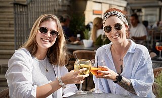 Farina Albrecht (l.) und Sarah Müller haben sich spontan für einen Aperitif auf dem Alten Markt entschieden. Hier gibt es auch noch Bielefelder Erdbeeren zu kaufen. - Peter Unger Farina Albrecht (l.) und Sarah Müller haben sich spontan für einen Aperitif auf dem Alten Markt entschieden. Hier gibt es auch noch Bielefelder Erdbeeren zu kaufen. - Peter Unger
