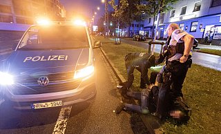 Die Polizeibeamten hatten den flüchtenden Mann schnell gefasst und brachten ihn kurz darauf auf die Wache. - Symbolfoto: Oliver Krato Die Polizeibeamten hatten den flüchtenden Mann schnell gefasst und brachten ihn kurz darauf auf die Wache. - Symbolfoto: Oliver Krato