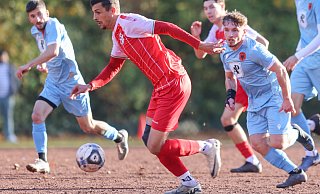03.11.2024 Bielefeld. Sportplatz Am Wortkamp. Fußball: Kreisliga A KF Kosova - VfB Fichte - Oliver Krato 03.11.2024 Bielefeld. Sportplatz Am Wortkamp. Fußball: Kreisliga A KF Kosova - VfB Fichte - Oliver Krato