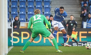 Arminia Bielefelds Angreifer Noah Sarenren Bazee (r.) ist laut DSC-Coach Kniat "eine Waffe". Aber eine, die nur dosiert eingesetzt werden kann. - Oliver Krato Arminia Bielefelds Angreifer Noah Sarenren Bazee (r.) ist laut DSC-Coach Kniat "eine Waffe". Aber eine, die nur dosiert eingesetzt werden kann. - Oliver Krato