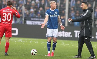 Louis Oppie (Mitte) hatte nicht seinen besten Tag. Das erste Tor, gab er zu, ging auf seine Kappe. - Oliver Krato Louis Oppie (Mitte) hatte nicht seinen besten Tag. Das erste Tor, gab er zu, ging auf seine Kappe. - Oliver Krato