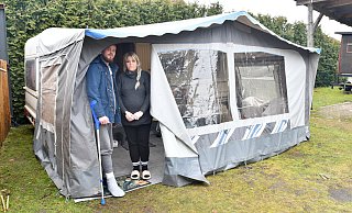 Keine Bleibe für den Winter. Dustin und Jacqueline Schröder stehen im Eingang zum Vorzelt, dass sie an den 5,5 Meter langen Wohnwagen angebaut haben. Dort leben sie momentan mit ihren drei Kindern. - Gunter Held Keine Bleibe für den Winter. Dustin und Jacqueline Schröder stehen im Eingang zum Vorzelt, dass sie an den 5,5 Meter langen Wohnwagen angebaut haben. Dort leben sie momentan mit ihren drei Kindern. - Gunter Held