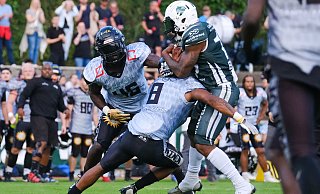 Im Finale um die Meisterschaft schenkten sich die Bielefeld Bullldogs und die Minden Wolves nichts. - Andreas Zobe Im Finale um die Meisterschaft schenkten sich die Bielefeld Bullldogs und die Minden Wolves nichts. - Andreas Zobe
