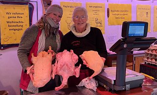 Sandra Engelns (l.) und Annette Engelns verkaufen seit über 70 Jahren frisches Geflügel im Kreis Paderborn. - Jule Prietzel Sandra Engelns (l.) und Annette Engelns verkaufen seit über 70 Jahren frisches Geflügel im Kreis Paderborn. - Jule Prietzel