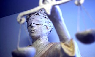 Heute wird vor dem Landgericht das Urteil im Prozess um eine mutmaßliche Gruppenvergewaltigung in Herford erwartet. - picture alliance / dpa Heute wird vor dem Landgericht das Urteil im Prozess um eine mutmaßliche Gruppenvergewaltigung in Herford erwartet. - picture alliance / dpa