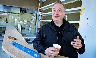 Hendrik Wortmann steht mit einem Kaffeebecher in der Hand hinter der neuen Theke im ehemaligen Milestones. Der Umbau ist noch im vollen Schwung. - Barbara Franke Hendrik Wortmann steht mit einem Kaffeebecher in der Hand hinter der neuen Theke im ehemaligen Milestones. Der Umbau ist noch im vollen Schwung. - Barbara Franke