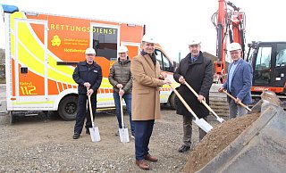Landrat Michael Stickeln (l.) und Bürgermeister Hermann Temme setzen zusammen mit Beteiligten den symbolischen ersten Spatenstich für den Neubau der Rettungswache und der Rettungsdienstzentrale in Brakel. - Burkhard Battran Landrat Michael Stickeln (l.) und Bürgermeister Hermann Temme setzen zusammen mit Beteiligten den symbolischen ersten Spatenstich für den Neubau der Rettungswache und der Rettungsdienstzentrale in Brakel. - Burkhard Battran