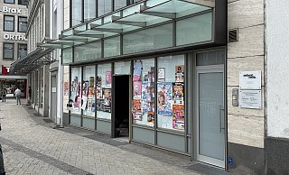Sieht derzeit noch ziemlich beschmiert aus: In die frühere Fielmann-Filiale will schon bald die "Loco Chicken"-Kette einziehen. - Martin Krause Sieht derzeit noch ziemlich beschmiert aus: In die frühere Fielmann-Filiale will schon bald die "Loco Chicken"-Kette einziehen. - Martin Krause