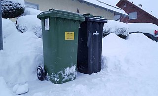 Mülltonnen in Schneebergen: Für die Abholung in diesen Tagen ein großes Problem. - David Schellenberg Mülltonnen in Schneebergen: Für die Abholung in diesen Tagen ein großes Problem. - David Schellenberg
