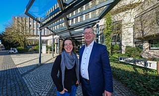 Anke Weilert und Jens Gnisa vor dem Gerichtsgebäude am Niederwall. - Andreas Zobe Anke Weilert und Jens Gnisa vor dem Gerichtsgebäude am Niederwall. - Andreas Zobe