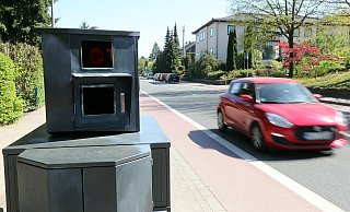 Seit Montag sieht Blitzer „Guntram" nicht mehr fabrikneu aus. Unbekannte haben den neuesten Blitzer der Stadt nach nur einem Tag an der Wertherstraße mit Farbe besprüht. - Wolfgang Rudolf Seit Montag sieht Blitzer „Guntram" nicht mehr fabrikneu aus. Unbekannte haben den neuesten Blitzer der Stadt nach nur einem Tag an der Wertherstraße mit Farbe besprüht. - Wolfgang Rudolf
