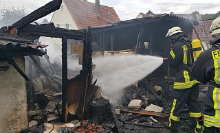 Der auch als Taubenschlag genutzte Fachwerkschuppen wurde durch das Feuer komplett zerstört. - Dieter Scholz Der auch als Taubenschlag genutzte Fachwerkschuppen wurde durch das Feuer komplett zerstört. - Dieter Scholz