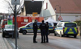 Die Polizei hat den Ort des Geschehens mit einem Großaufgebot weiträumig abgesperrt. - Simone Flörke Die Polizei hat den Ort des Geschehens mit einem Großaufgebot weiträumig abgesperrt. - Simone Flörke