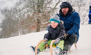 Manchen macht der Schnee gute Laune. So wie hier dem vierjährigen Matz und seinem Papa Marco. Sie rodeln den in der Nachbarschaft des Tengegebiets beliebten „Rodelberg“ hinab. - Besim Mazhiqi Manchen macht der Schnee gute Laune. So wie hier dem vierjährigen Matz und seinem Papa Marco. Sie rodeln den in der Nachbarschaft des Tengegebiets beliebten „Rodelberg“ hinab. - Besim Mazhiqi