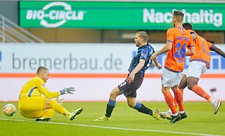Robert Leipertz setzt sich durch und erzielt das frühe 1:0 für den SC Paderborn. - Besim Mazhiqi Robert Leipertz setzt sich durch und erzielt das frühe 1:0 für den SC Paderborn. - Besim Mazhiqi