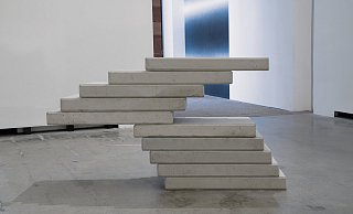 "Counteract" heißt die Arbeit von Elin Hansdottir. Handelsübliche Betonplatten werden zum filigranen Spiel mit der Schwerkraft. - Hans Schröder "Counteract" heißt die Arbeit von Elin Hansdottir. Handelsübliche Betonplatten werden zum filigranen Spiel mit der Schwerkraft. - Hans Schröder