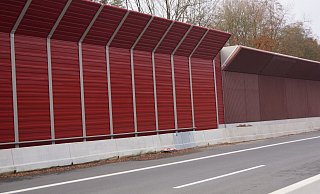 Eine herkömmliche Schallschutzwand. Ein Bünder hat vor zehn Jahren eine ökologische Variante erbaut. - Susanne Lahr Eine herkömmliche Schallschutzwand. Ein Bünder hat vor zehn Jahren eine ökologische Variante erbaut. - Susanne Lahr