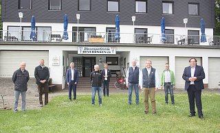 Begutachteten das Ergebnis der Arbeiten am Bootshaus: Hubertus Grimm (v. l.), Matthias Goeken, Christian Haase, Reiner Stuhldreyer, Michael Stickeln, Udo Katzenberger, David Lüdeke, Burkhard Dubberke und Ralf Göllner. - Torsten Wegener Begutachteten das Ergebnis der Arbeiten am Bootshaus: Hubertus Grimm (v. l.), Matthias Goeken, Christian Haase, Reiner Stuhldreyer, Michael Stickeln, Udo Katzenberger, David Lüdeke, Burkhard Dubberke und Ralf Göllner. - Torsten Wegener