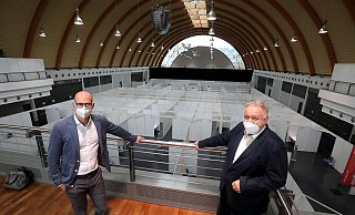 Ingo Nürnberger und Theodor Windhorst sind um ihre Jobs derzeit nicht zu beneiden. In der Ausstellungshalle der Stadthalle könnte deutlich mehr geimpft werden. Doch es fehlt an Impfstoff. Wie kann die Impfung beschleunigt werden? - Wolfgang Rudolf Ingo Nürnberger und Theodor Windhorst sind um ihre Jobs derzeit nicht zu beneiden. In der Ausstellungshalle der Stadthalle könnte deutlich mehr geimpft werden. Doch es fehlt an Impfstoff. Wie kann die Impfung beschleunigt werden? - Wolfgang Rudolf