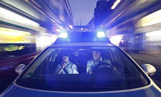 Die Polizei eilte zur Eisenbahnstraße, wo sie den fremden Mann noch am Steuer antraf. Den Wagen hatte er zuvor gestohlen. - Jochen Tack Die Polizei eilte zur Eisenbahnstraße, wo sie den fremden Mann noch am Steuer antraf. Den Wagen hatte er zuvor gestohlen. - Jochen Tack