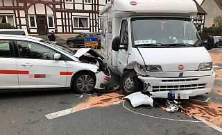 Unfall auf der B 64 bei Godelheim. - Polizei Unfall auf der B 64 bei Godelheim. - Polizei