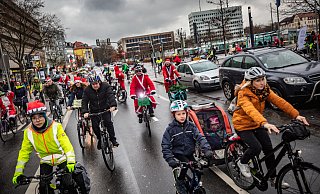 So erlebten viele Fußgänger und Autofahrer die Demo am Samstag. Bunt, humorvoll, weihnachtlich. - M.-D. Müller So erlebten viele Fußgänger und Autofahrer die Demo am Samstag. Bunt, humorvoll, weihnachtlich. - M.-D. Müller