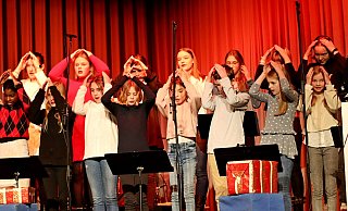 Die Mitglieder der Chor-AG geben alles. Das Publikum ist von den Vorführungen begeistert. - Gunter Held Die Mitglieder der Chor-AG geben alles. Das Publikum ist von den Vorführungen begeistert. - Gunter Held
