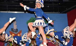 Die Traditionelle Funkengarde Erkelenz Blau-Weiß sorgt gleich zwei mal für einen tänzerischen Höhepunkt bei der Prunksitzung. - Thomas Kube Die Traditionelle Funkengarde Erkelenz Blau-Weiß sorgt gleich zwei mal für einen tänzerischen Höhepunkt bei der Prunksitzung. - Thomas Kube