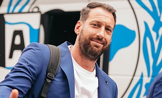 Trainer Mitch Kniat vor dem DFB Pokalfinale in Bugatti. - Bugatti Trainer Mitch Kniat vor dem DFB Pokalfinale in Bugatti. - Bugatti