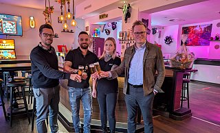 Alexander Menke (Stadtmarketing Büren), Alexander und Jana Vornweg sowie Michael Kubat (Wirtschaftsförderung der Stadt Büren) stoßen gemeinsam auf die Neueröffnung der Skull-Bar an. - Stadt Büren Alexander Menke (Stadtmarketing Büren), Alexander und Jana Vornweg sowie Michael Kubat (Wirtschaftsförderung der Stadt Büren) stoßen gemeinsam auf die Neueröffnung der Skull-Bar an. - Stadt Büren