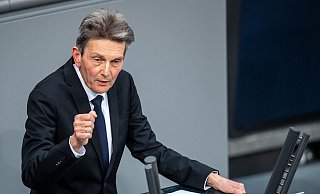 SPD-Fraktionschef Rolf Mützenich warnt wegen der Einsparungen vor einer Spaltung der Gesellschaft. - Melissa Erichsen/dpa SPD-Fraktionschef Rolf Mützenich warnt wegen der Einsparungen vor einer Spaltung der Gesellschaft. - Melissa Erichsen/dpa