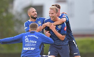 Erfolgserlebnis: Gleich im ersten Pflichtspiel für den SC Wiedenbrück, beim 4:0-Sieg über den SV Rödinghausen, trug sich Hendrik Lohmar per Elfmeter in die Torschützenliste ein. Danach bejubelte er mit den Teamkollegen um Saban Kaptan den Einzug in den DFB-Pokal. - Jens Dünhölter Erfolgserlebnis: Gleich im ersten Pflichtspiel für den SC Wiedenbrück, beim 4:0-Sieg über den SV Rödinghausen, trug sich Hendrik Lohmar per Elfmeter in die Torschützenliste ein. Danach bejubelte er mit den Teamkollegen um Saban Kaptan den Einzug in den DFB-Pokal. - Jens Dünhölter