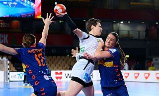 Die deutschen Handballerinnen haben das EM-Vorrundenspiel gegen die Niederlande verloren. - Marco Wolf/dpa Die deutschen Handballerinnen haben das EM-Vorrundenspiel gegen die Niederlande verloren. - Marco Wolf/dpa